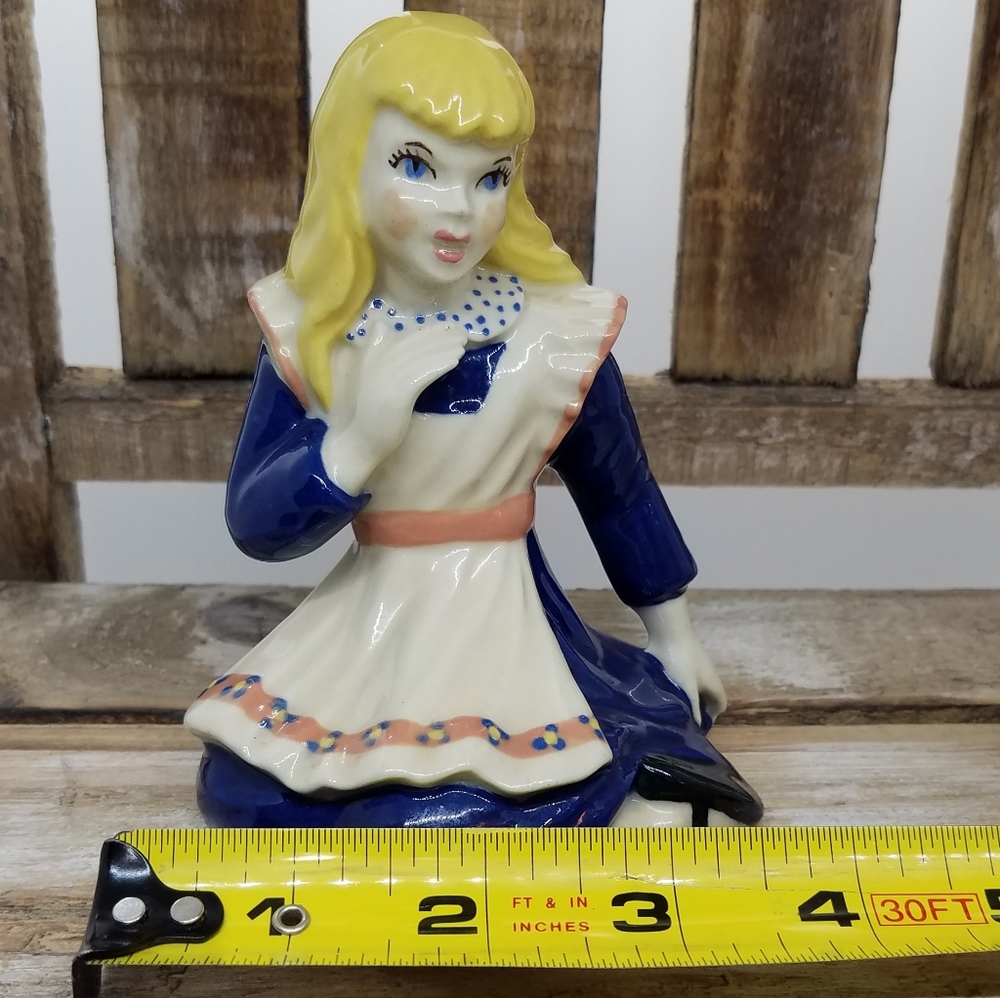 ALICE IN WONDERLAND FIGURINE 🐇